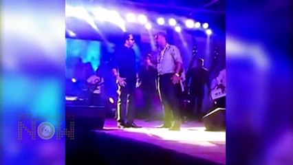 Watch Video  Mika Singh SLAPS A Doctor At a Conce r t  HD