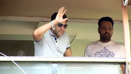 Aww! Salman Khan feeds Monkeys   On the sets of Prem Ratan Dhan Pa y o  HD