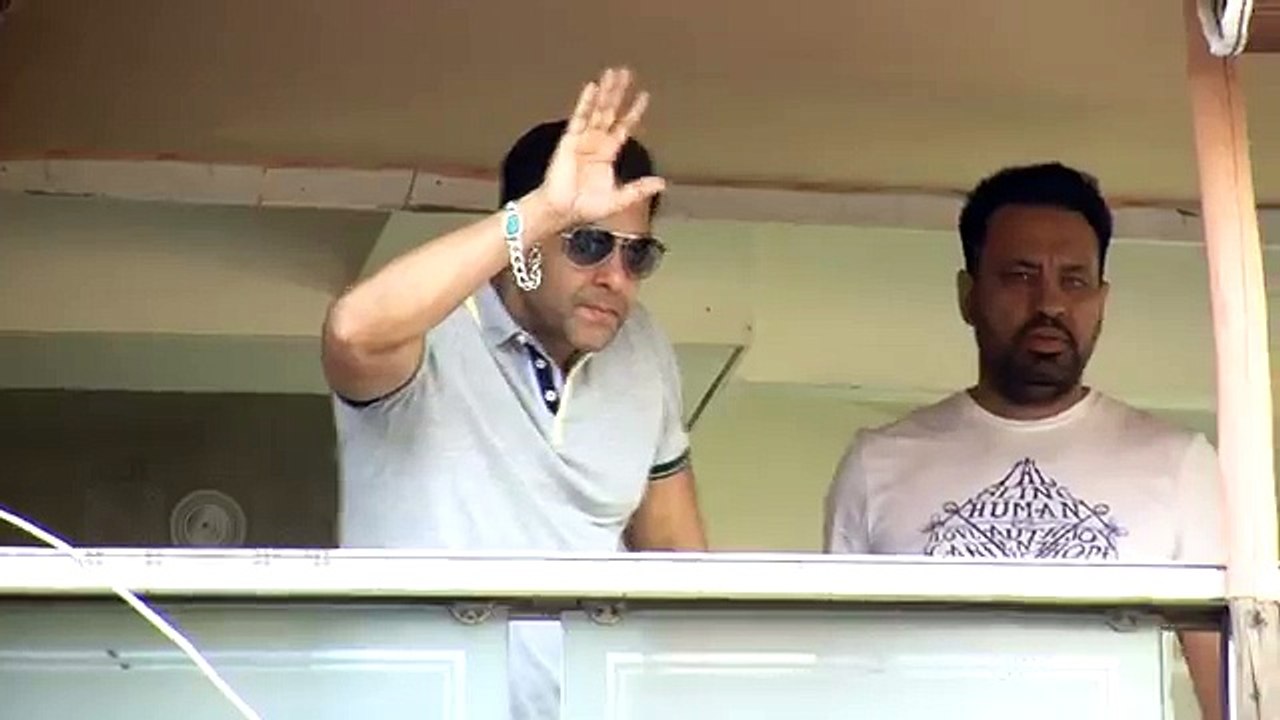 Aww! Salman Khan feeds Monkeys   On the sets of Prem Ratan Dhan Pa y o  HD