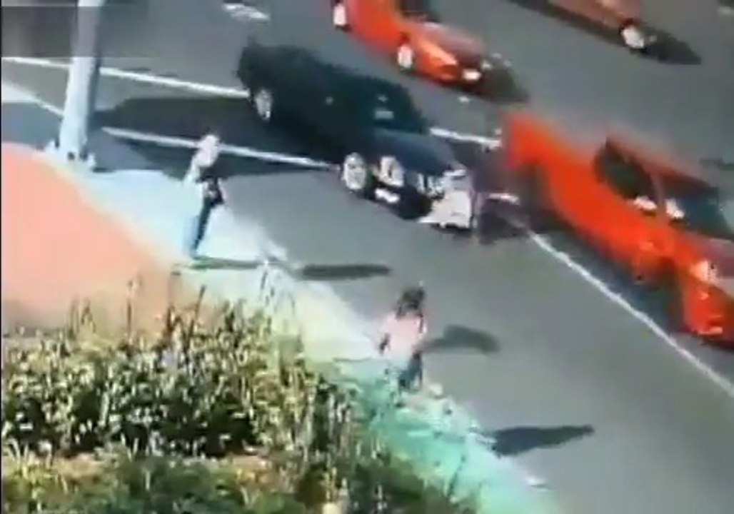 Ne jamais essayer de traverser une route en COURANT !