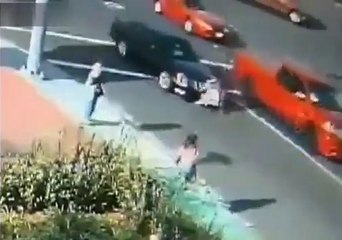 Ne jamais essayer de traverser une route en COURANT !