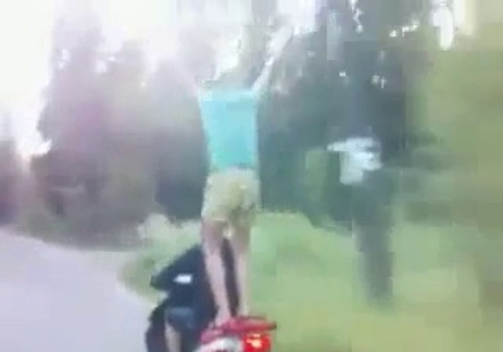 FAIL: 2 IDIOTS vont faire la chûte de leur vie en SCOOTER ...