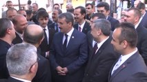 Mustafa Kamalak ve Mustafa Destici, Vatandaşları Selamladı