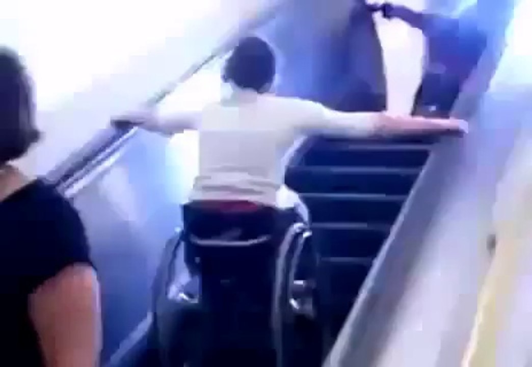 FAIL: Il rate l'ESCALATOR en FAUTEUIL ROULANT ...