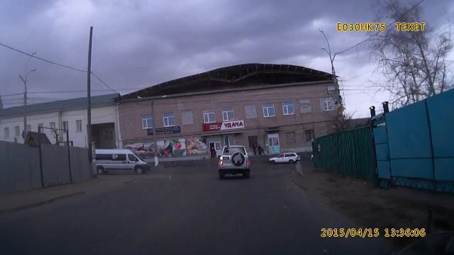 Le vent arrache le toit d'un bâtiment (Russie)