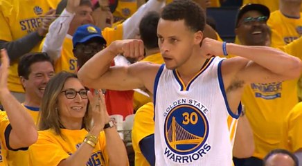 Le magnifique And1 main gauche de Stephen Curry malgré la faute d'Anthony Davis