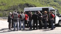 Terörist Yayla'nın Mezarını Ziyaret Etmek İsteyen Grupla Polis Arasında Arbedede (2)