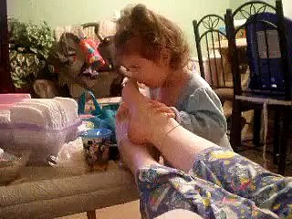 Sakın Annenın Ayaklarını Koklama