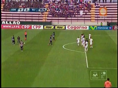 San Martín: Ricardo Farro se metió un tapadón tras tiro libre de Luis Trujillo (VIDEO)