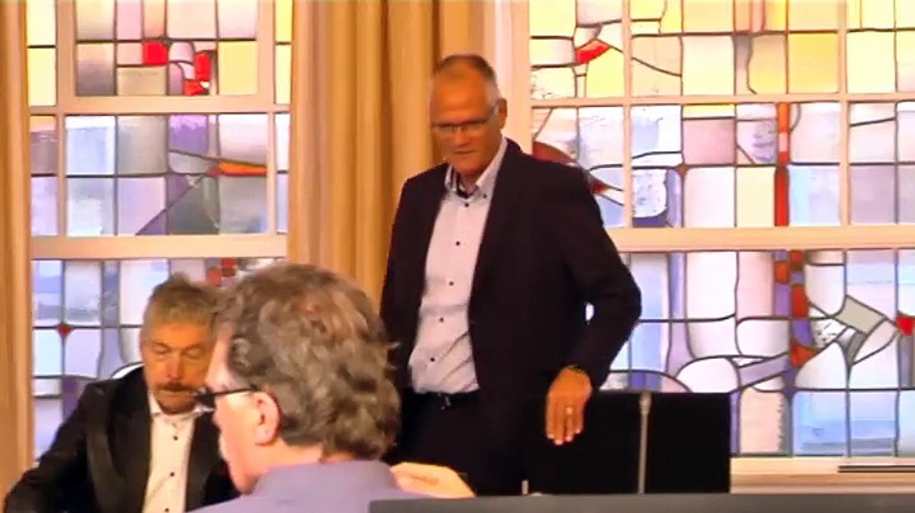 Burgemeester Groot stopt en krijgt knuffel - RTV Noord