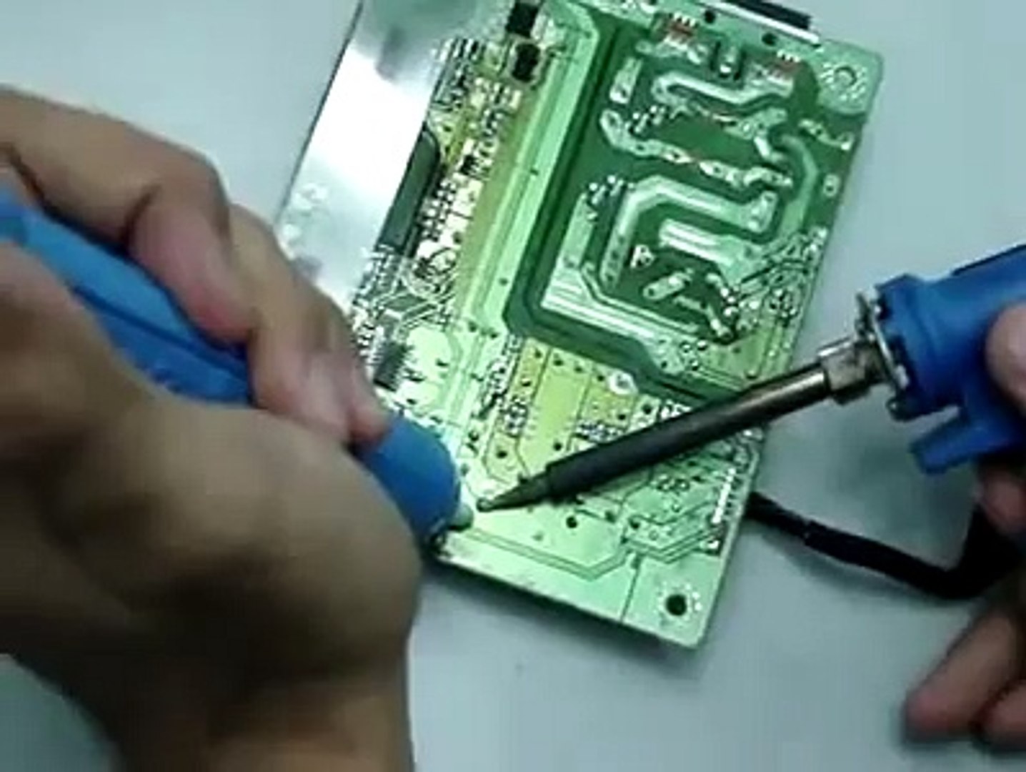 ⁣How To Check A Capacitor - Electronic Repair