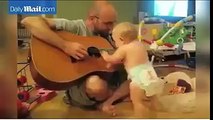Babasının gitarla söyledigi şarkıyla kopan bebek çok tatlı