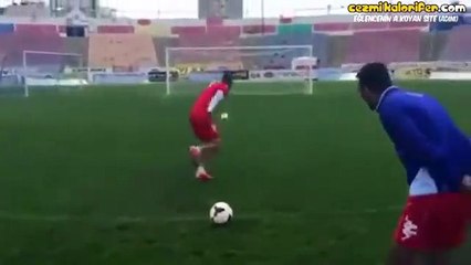 Topun Etrafında 13 Kere Dönüp Gol Atmaya Çalışmak