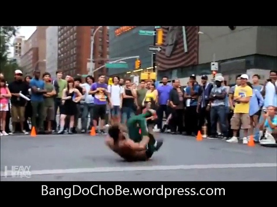 Người đàn ông da đen nhảy dance ngoài đường phố cực đỉnh.