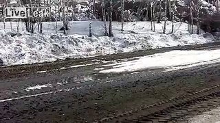 Glissement de terrain impressionnant sur une route en Russie