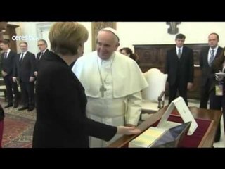 El Papa le dice a Merkel que "el trabajo" de los jefes de Estado es "proteger a sus pobres"