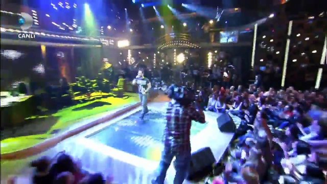 Özgün - Sadece Arkadaşız (Beyaz Show) [Canlı Performans]