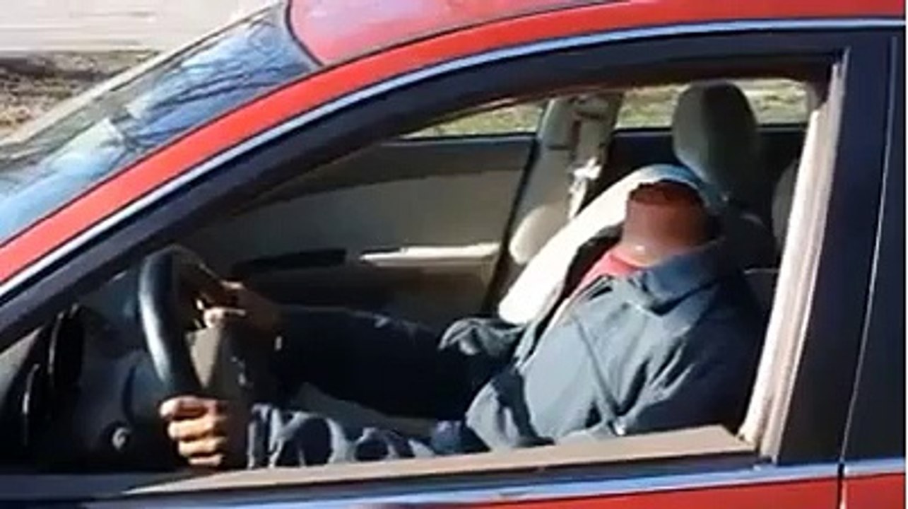 Un corps sans tete conduit une voiture et fait peur aux agents de take away.