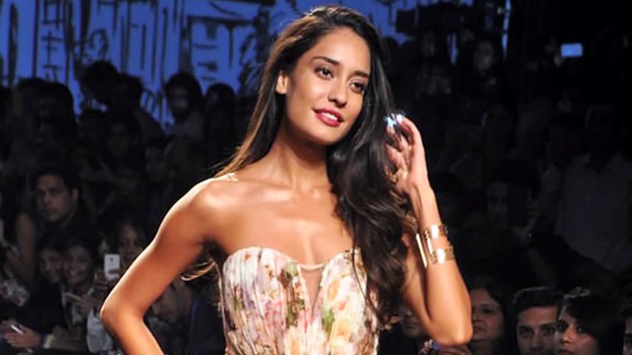 Lisa Haydon Cleavage Exposed - Wardrobe Malfunction