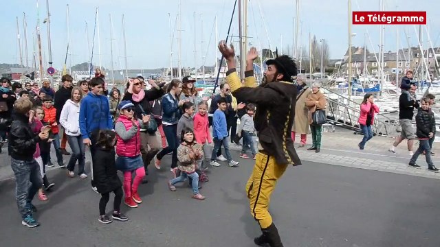Paimpol. Vent de folie sur le port avec Les Frappovitch