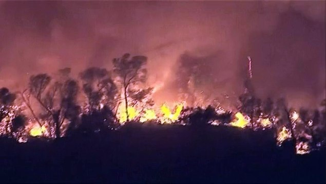 Californie : un incontrôlable feu de broussailles menace 300 habitations