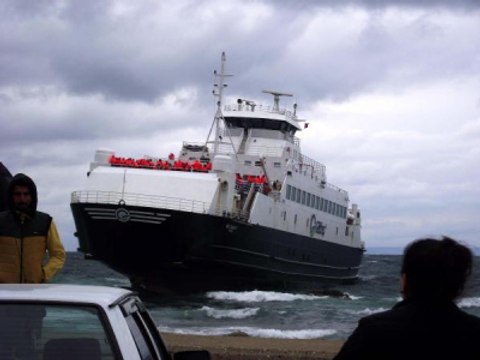 Çanakkale'de Feribot Karaya Oturdu