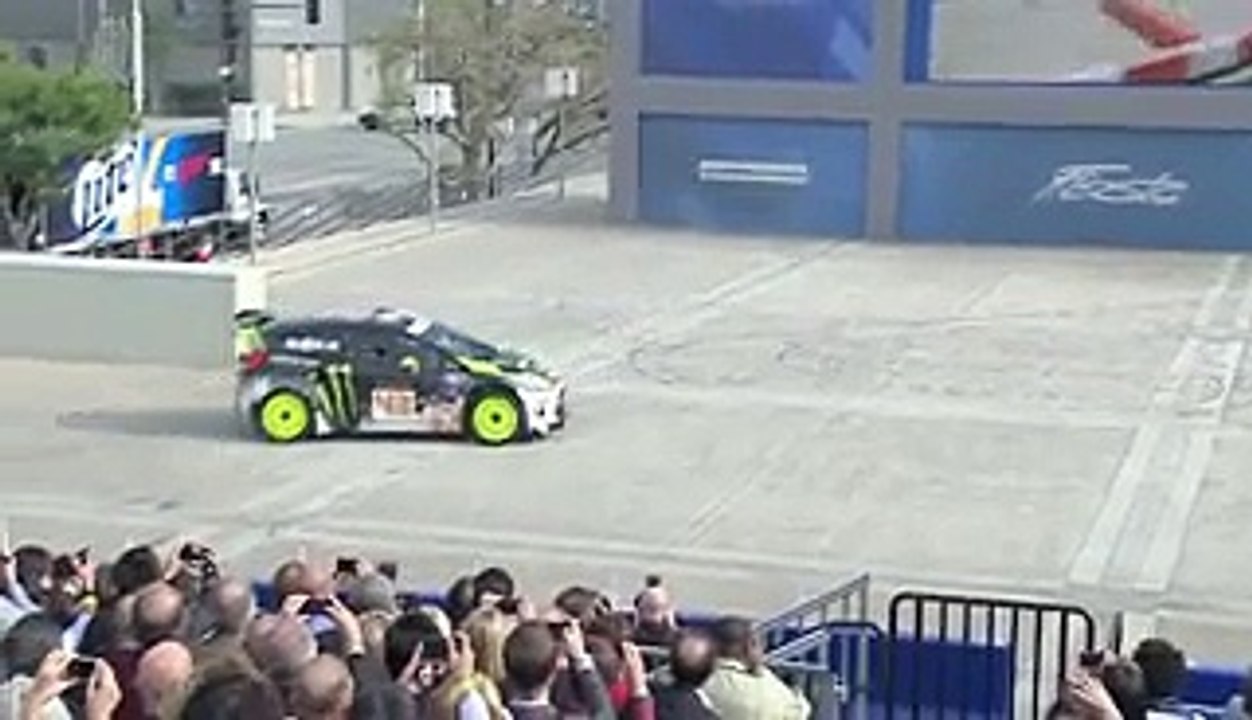 2013 Ford Fiesta drift presentation at LA Auto Show 2012 - Video Dailymotion