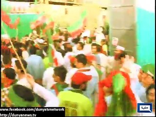 Dunya News - Karachi: Workers fight during preparation of PTI rally