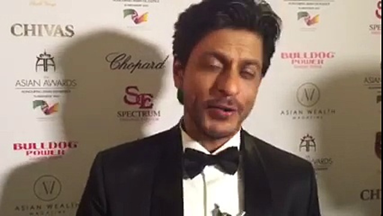 Always humble & gracious, here's a little something from @iamsrk after he received the award at #AsianAwards, UK!