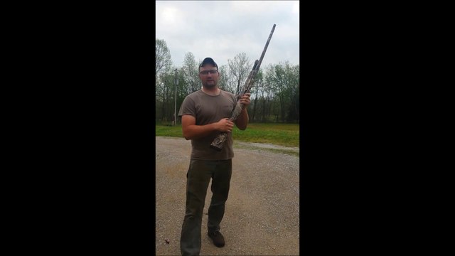 Ce fusil à pompe tir quand on le recharge... Pas très safe!