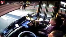 Haraket halindeki otobüsün şofüne yumruk attı
