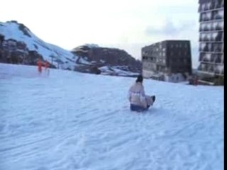 Aude et Mareva font de la luge