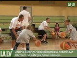 Andris Biedriņš vada basketbola nodarbības bērniem no Latvijas bērnu namiem