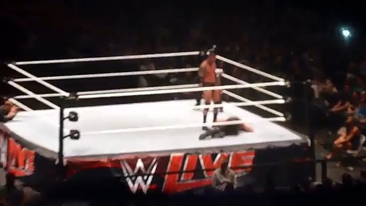 WWE: Seth Rollins le hace tremendo RKO a Randy Orton (VIDEO)