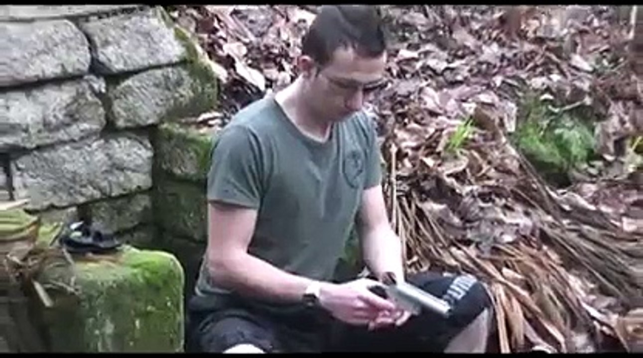 A bout portant avec un pistolet de détresse