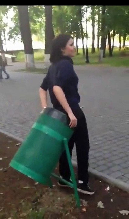 Elle veut grimper dans une poubelle