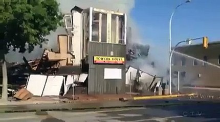 Un chat sort des décombres