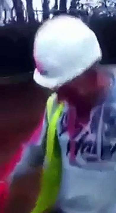 Un mec veut péter une bombe de peinture