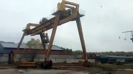 Grand écart d'un portique à conteneur