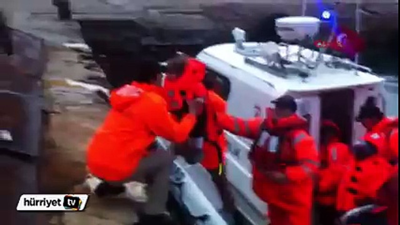 Çanakkale'de feribot karaya oturdu, yolcular 14 saat kurtarılmayı bekledi