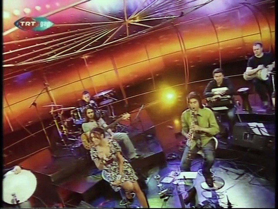 Şevval Sam _ Benzemez kimse sana tavrına hayran olayım