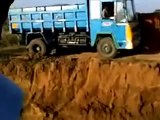 Dunya News - India: Truck falls into ditch