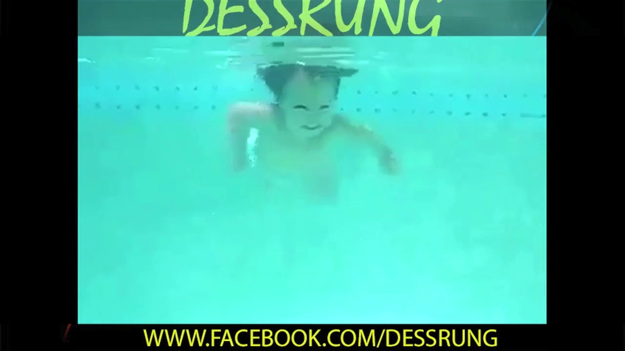 This cute baby can swim unbelievably!
