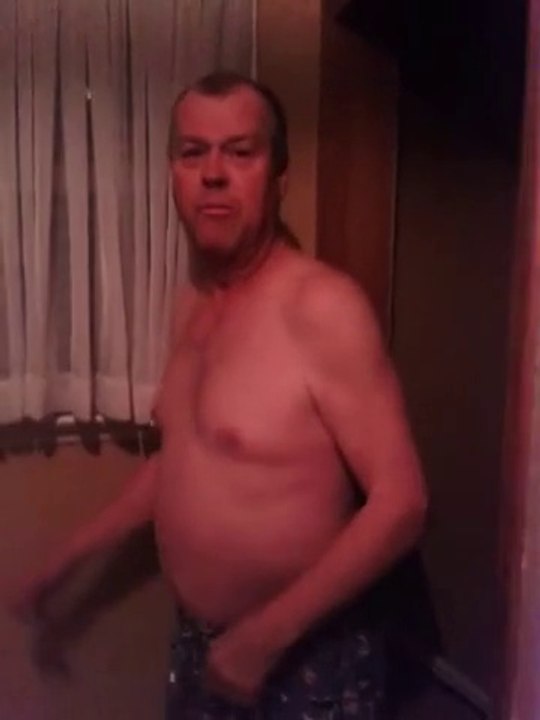 Faire flipper son père qui sort fumer sa clope la nuit : réaction hilarante!