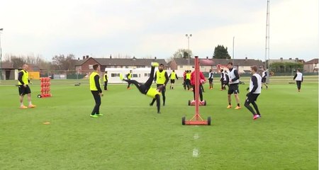 Mario Balotelli régale au tennis ballon !