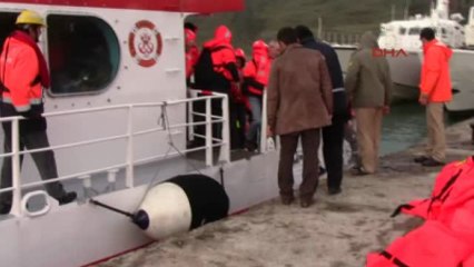 Gökçeada' da Karaya Oturan Feribottaki 188 Yolcu Kurtarıldı