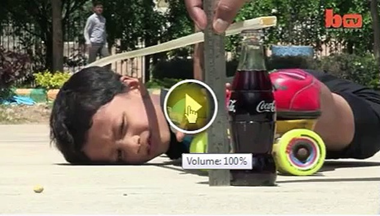A 6 ans, ce petit garçon passe en dessous de 39 camions avec ses roller skates.