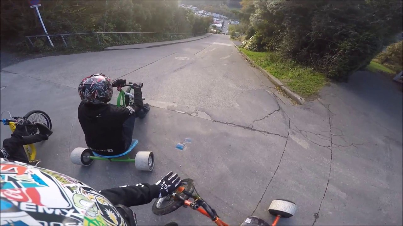 Descente en tricycle complètement folle dans la rue la plus pentue du monde