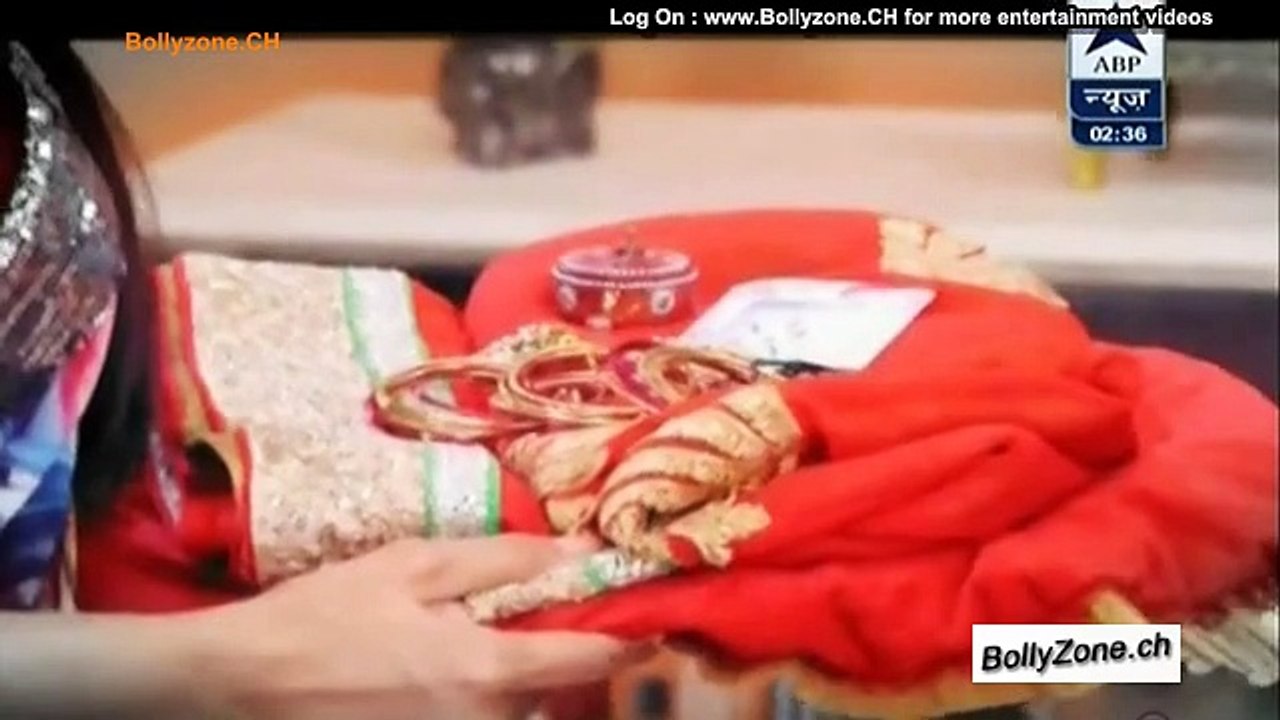 Roli Ko Mila Simar Se Suhaag Ka Tofa!! - Sasural Simar Ka - 20th April 2015