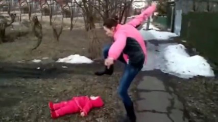 Bebeğinin Üzerine Basan Anne, Rusya'yı Karıştırdı